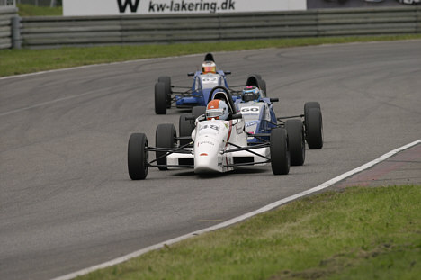Jesper K Egebart og Dennis Lind kæmpede tæt om føringen i Formel Ford, mens debutanten Mikkel Mac fulgte lige i kølvandet på dem.